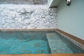 Maison de ville atypique avec piscine, mer à 100m, 2 chambres
